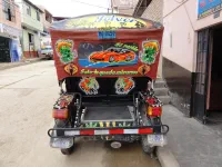 C'est là dessus que le taxi de la frontière voulait fixer nos vélos et les bagages... Traduction : "Le rapide. La seule chose qu'il te reste à faire, c'est me regarder"