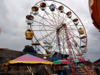 La grande roue. Rien qu'à la regarder alors qu'elle ne fonctionnait pas, on avait l'impression de l'entendre grincer.