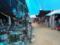 Marché. Qui veut des casseroles ?