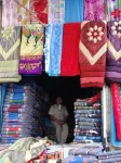 Marchand de tapis un peu endormi.