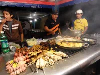 Stand de brochettes. Pour une fois que e viande n'est pas frite dans de l'huile ou de la graisse de porc, on en profite