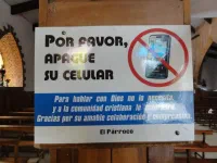 "Merci d'éteindre votre cellulaire - Pour parler avec Dieu, vous n'en n'avez pas besoin [...]"