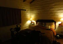 La chambre d'hôtel. On est tellement bien sous une couette !!!