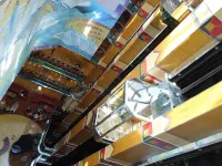La cage d'ascenseur principale. Tout dans le style rococo.