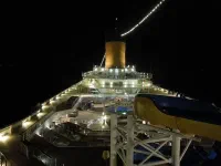 Le Costa Fortuna de nuit. On distingue sur le côté gauche de la photo les lumières de l'Afrique, et à droite celle de l'Espagne. Nous sommes en plein dans le détroit de Gibraltar !