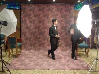 Un studio photo. Les gens aiment se faire prendre en photo comme des stars et admirer ensuite leur portrait sur des photo-montage les mettant en scène sur des couvertures de magazine. Seulement 10 dollars la photo. Pitoyable.