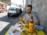 Casse-croûte dans une petite ruelle dans un quartier "mal famé", et du coup peu ou pas fréquenté par les cars de touristes. Le patron est ravit de nous avoir chez lui.