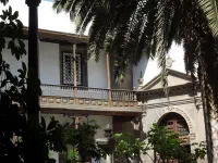 Les belles maisons anciennes cachent souvent de belles cours verdoyantes