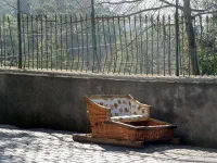 Un "cestinho", "petit panier", attraction du quartier où les touristes viennent en nombre faire une balade installé dans ces engins. À l'origine, il s'agissait d'un moyen de transport "traditionnel" pour descendre rapidement les rues escarpées des hauts de Funchal. Le panier n'est monté que sur deux patins de bois et tiré puis guidé par deux conducteurs.