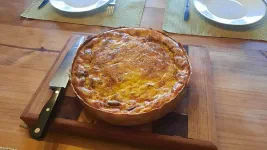Quiche lorraine à la chilienne (lardons introuvables remplacés par des saucisses fumées, ça fonctionne aussi très bien)
