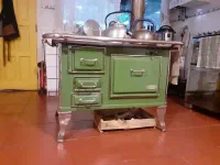 Cuisinière à bois. Elle a fonctionné durant une journée de pluie, assez pour se rendre compte de son impressionnante puissance de chauffe