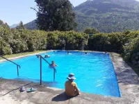 Sofia au bord de la piscine, encore privée de baignade