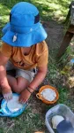 Alors elle fait des petits pains avec Olivier pour le goûter