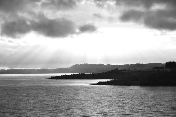 Le soleil se couche derrière le lago Ranco