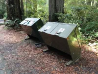 Les poubelles aussi sont "bear-proof"