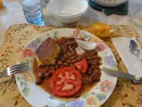 Notre bon dîner du jour : haricots, tomates du jardin et gâteau de maïs
