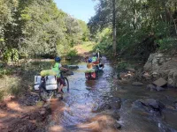 Un petit cours d'eau à traverser à gué, du pur plaisir pour Sofia particulièrement !