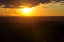 Coucher de soleil sur la plaine, un beau moment de contemplation en famille