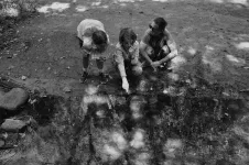Il y a un crabe là-dedans (pas dans le nez de Nahuel, dans le ruisseau)