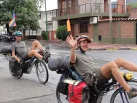 Thomas et Damien reprennent la route sur leur étranges montures. Mais comment font-ils pour ne pas tomber ?