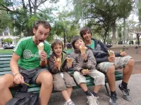On emmène les enfants Charles dévorer des glaces sur la grand-place. Deux heures de vacances pour les parents.