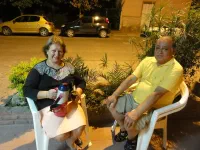 "Maté time" sur le trottoir pour notre vendeuse d'empanadas préférée et son mari