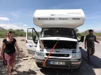 Le camping-car des Charles se fond presque dans le paysage. Ici, rouler à capot ouvert, c'est très tendance