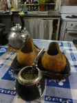 Le service à mate : le mate (la tasse), la bombilla (la paille), l'herbe à mate et le sucre, et enfin l'eau bouillante pour bien se brûler la langue