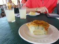 déjeuner sur le pouce : un beignet de pomme de terre et fromage accompagné de son verre de limonade