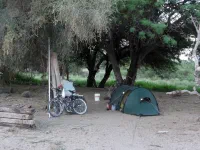 Bivouac du soir dans le jardin d'une famille très gentille. Après une journée à lutter contre le vent, on est en droit d'espérer un peu de repos le soir... c'est sans compter sur les dizaines de mouches qui voulaient se loger dans nos yeux, notre bouche et nos oreilles. Elles nous ont harcelé toute la soirée et dès le lever le lendemain. haaaaaaaaaaaaaa !!!!!!!!!!!!!!