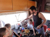Petit-déjeuner pancakes avec la famille "En Vie d'Ailleurs", voyageant en camoing-car et rencontrée la veille au soir, par hasard.