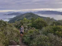 A gauche : l'océan Atlantique, à droite : Lagoa de Dentro