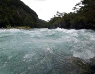 Les pluies récentes ont gonflé le torrent. C'est superbe !