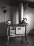 La cuisinière patagonne typique et toujours très utilisée. Elle fonctionne au bois et un chauffe-eau entoure la cheminée.