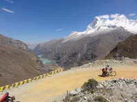 ça monte dure, sur une piste vraiment mauvaise