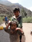 deux enfants du "mini-village" curieux mais très timides