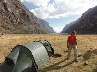 bivouac au fond de la vallée, au pied du mur qui mène au col