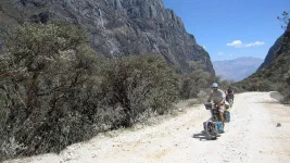 piste de cailloux, de poussière, tape-cul et à pente forte très désagréable