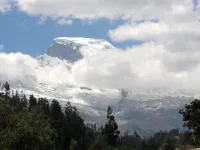 on aperçoit le Huascaran. Première vue sur les montagnes enneigées de la Cordillère Blanche