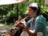 Maud (Belgique) s'entraîne à la flûte que Urs lui a offert (il la transportait dans ses bagages depuis le Guatemala)