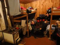 Alors que le pluie tombe dehors, nous sommes installés bien au sec, chauffés par un poêle à bois