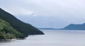 Un superbe volcan se cache timidement derrière les nuages