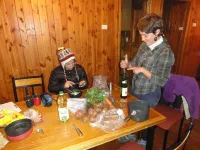 On prépare le repas du réveillon de Noël. On remarquera l'absence notable d'un tire-bouchon