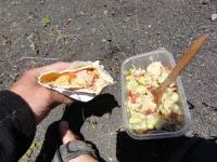 Rien que du classique : empanada jambon-fromage et salade de légumes