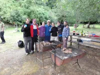 Très bonne soirée dans un camping avec tout un groupe de profs fêtant la fin de l'année. Au menu : viande au barbecue, vins, bières, et autres cocktails. Un très bon moment !