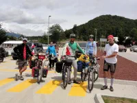 Avec quatre Brésiliens