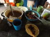 second petit déjeûner : oignons/chorizo, tortillas et frijoles