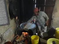 Maria prépare les tortillas de maîs (ingrédients : maïs de la ferme, eau du puit, à cuire au feu sur une couche de ... craie)