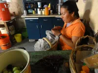 Dinora prépare le piment (on croisait les doigts pour qu'elle ait la main légère)