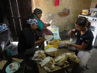 Mission tartinage des feuilles de maïs. Ici, quand on cuisine des tamales, c'est par centaines (et l'auteur de cette légende n'est pas marseillais)
